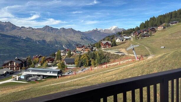 A mountain village with houses on a hillside, a ski lift, and a view of snow-capped mountains. - Cozy 2-room in Vallandry, 4 guests, near slopes and shops (Peisey-Vallandry)