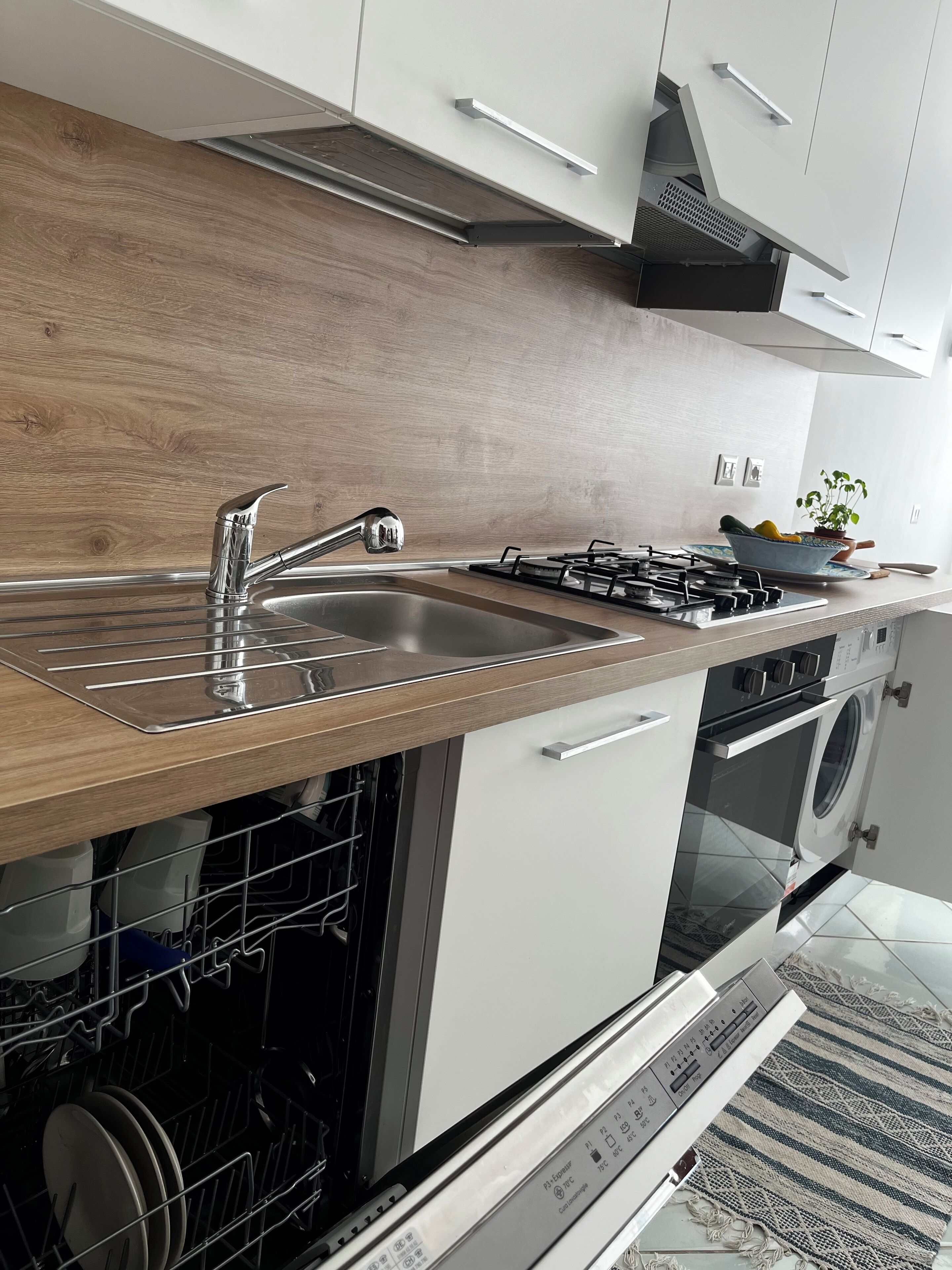 Een oven, een kookplaat, een vaatwasser