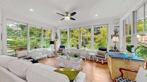 Fernseher, Kamin, Bücher, Arbeitsbereiche