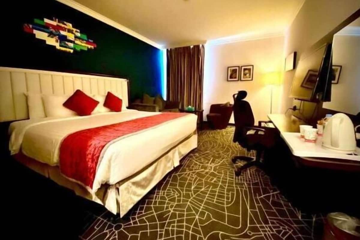 In-room safe, iron/ironing board, free WiFi