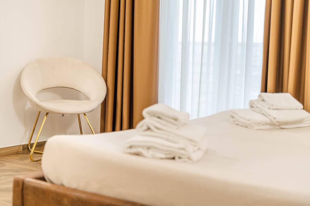 Minibar, wifi gratis y ropa de cama