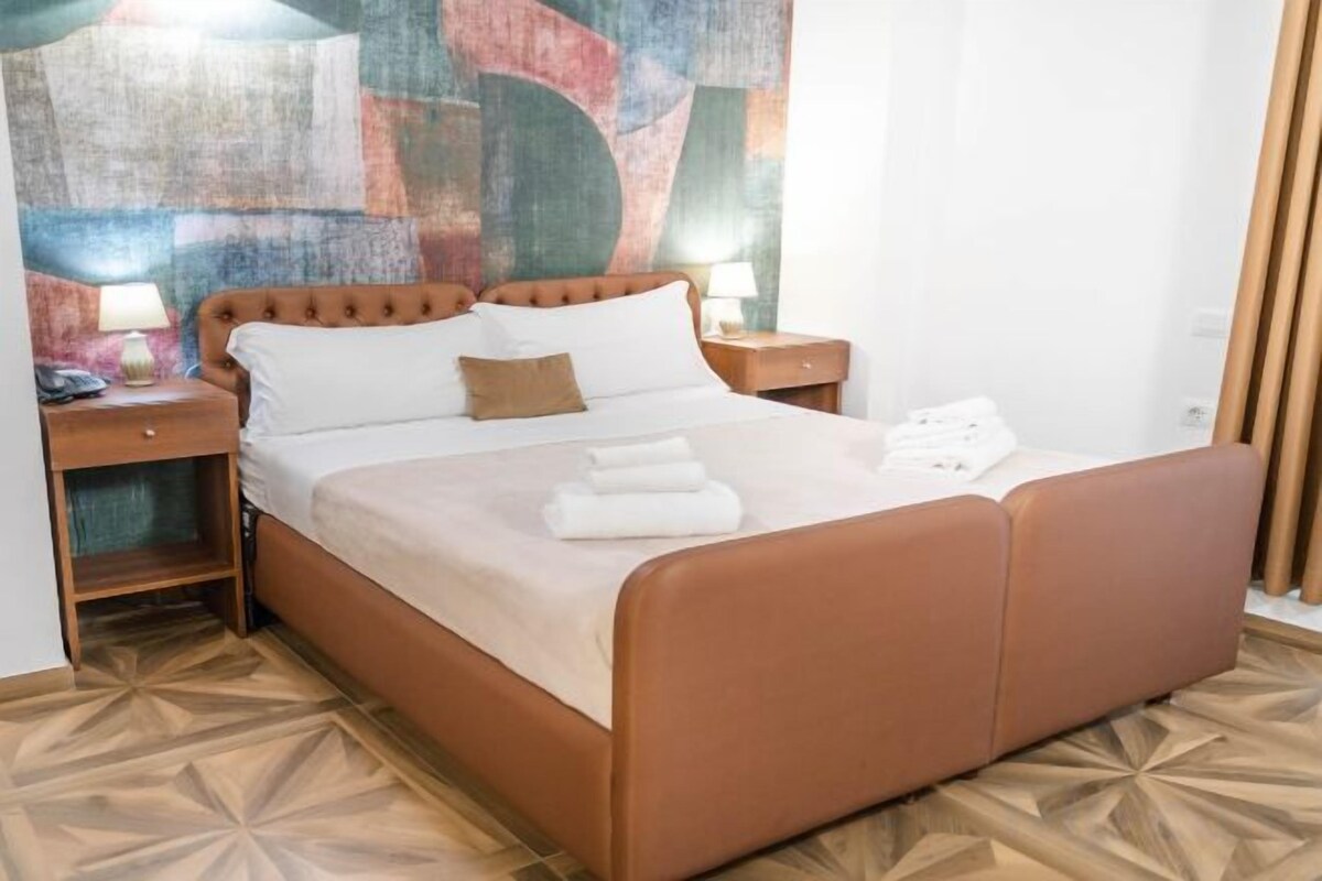 Minibar, WiFi (free), bed sheets