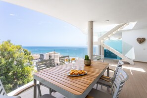 Outdoor dining - THE Dunes Wave Higuerón Ático en la Playa, con Increibles Vistas al mar (Fuengirola)