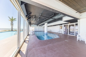 Una piscina techada, una piscina al aire libre