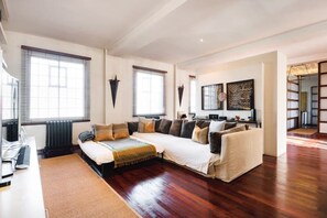 3 عدّة غرف نوم ومكواة/لوح كي وواي فاي وملاءات أسرّة