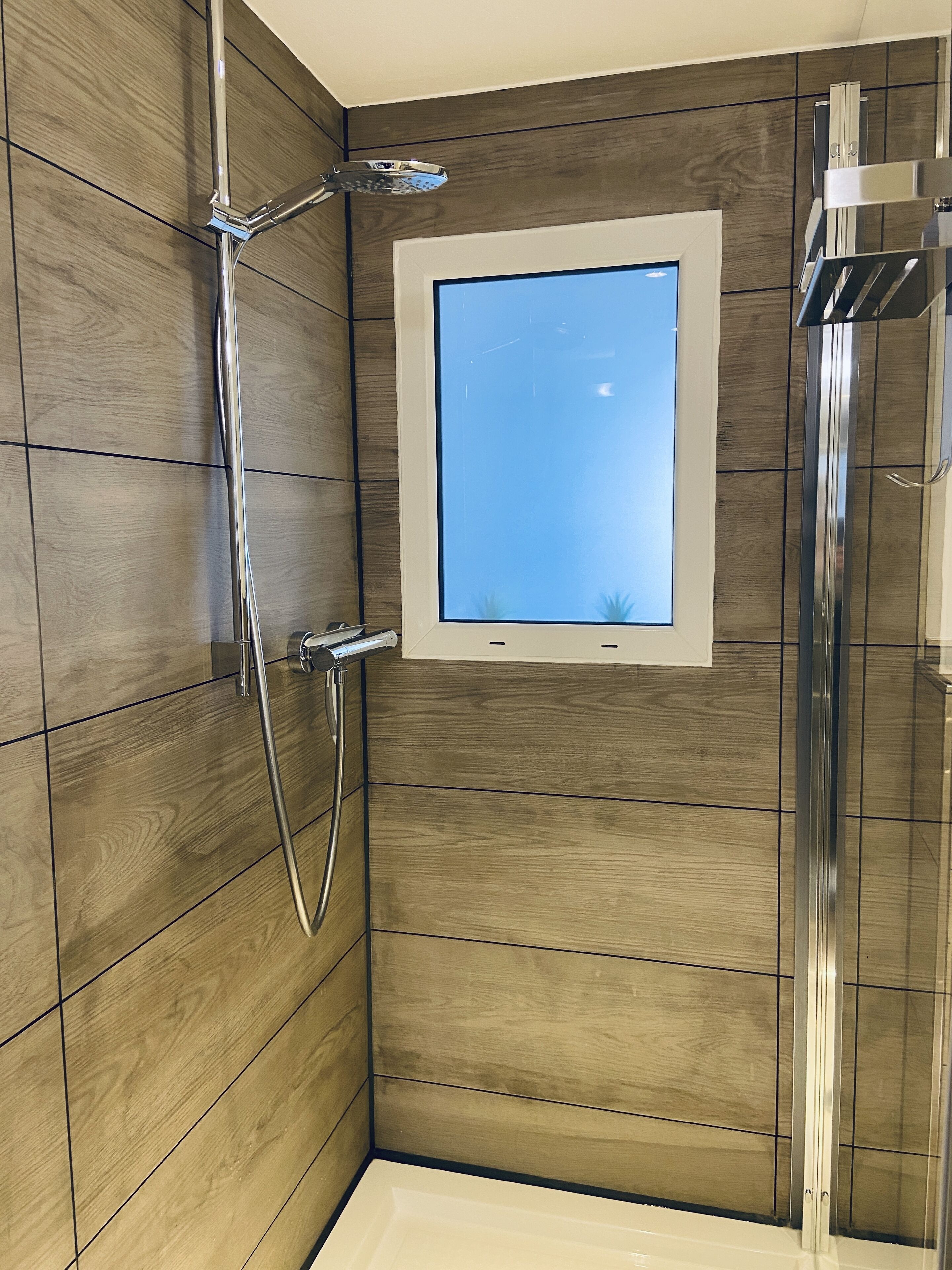 Een douche, een haardroger, handdoeken, zeep