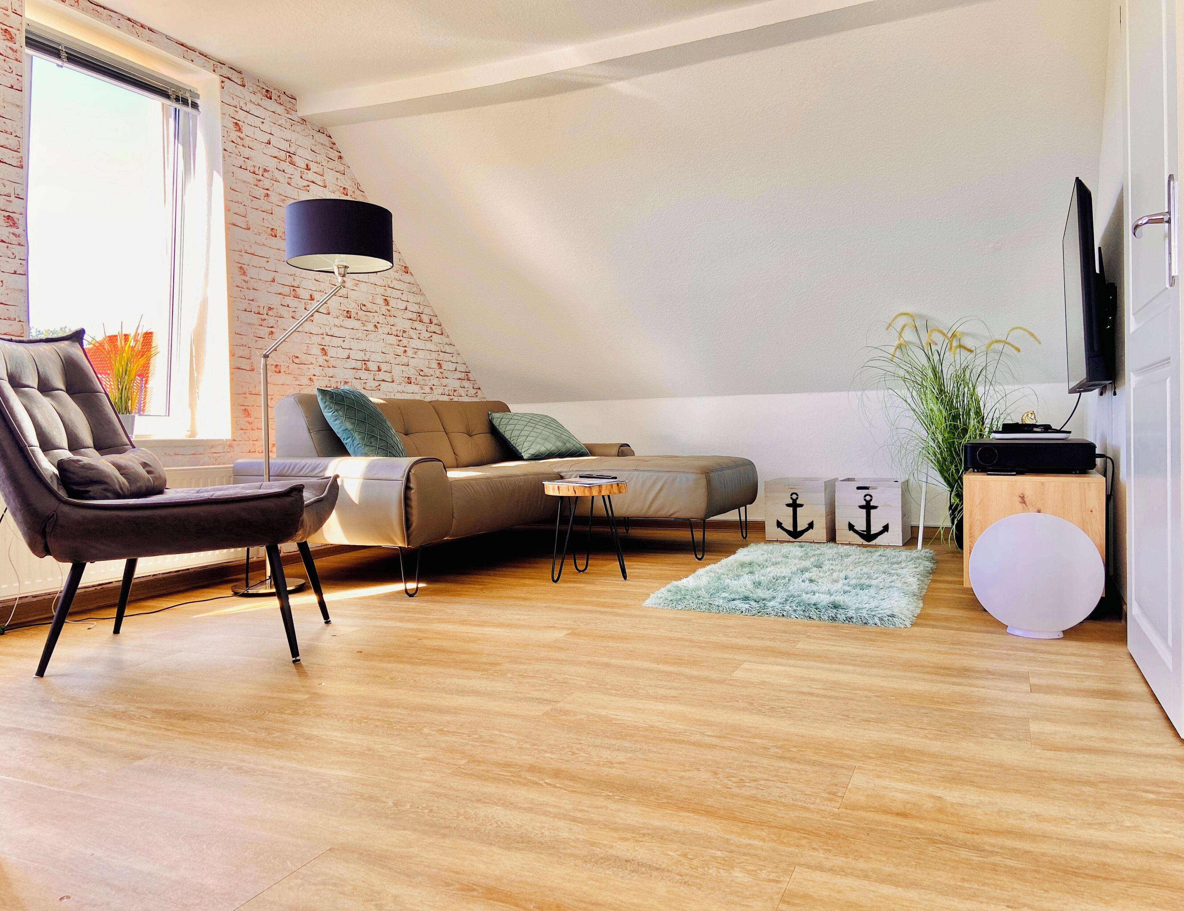 Smart-TV, Bücher, Videothek, Stereoanlage