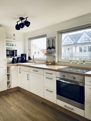 Fridge, microwave, oven, stovetop - Deck 7: 62qm, 3 Zimmer, 4 Personen, 2 Schlafzimmer, Hochwertige Ausstattung (Wangerooge)