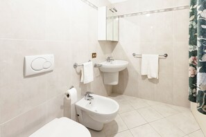 Een douche, een bidet, toiletpapier