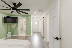 5 habitaciones, tabla de planchar con plancha, wifi y ropa de cama 
