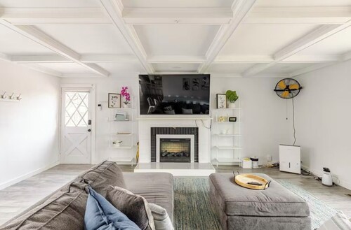 Fantastic Brickhouse sleep 12 plus, near MSU, Bass pro, Springfield downtown!