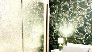 Une chambre à coucher avec un lit, une table de chevet, une lampe et une armoire.