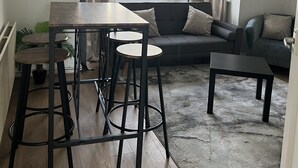 Un espace de vie moderne comprenant un coin repas, un canapé et une petite table.