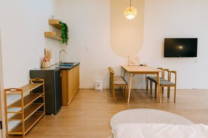 Comfort Double Room | Private kitchen | Fridge, stovetop, electric kettle, rice cooker - X-Stay (Hai Phong)