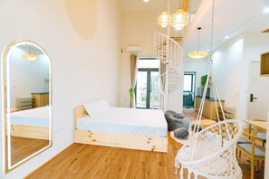 Un dormitorio moderno con una cama de madera, un espejo grande, un sillón colgante y una escalera de caracol.