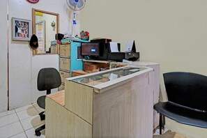 Reception - OYO Life  93030 Apartement Gateway Cicadas By Inpro (Bandung)