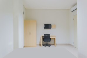 Free WiFi, bed sheets - OYO Life  93030 Apartement Gateway Cicadas By Inpro (Bandung)