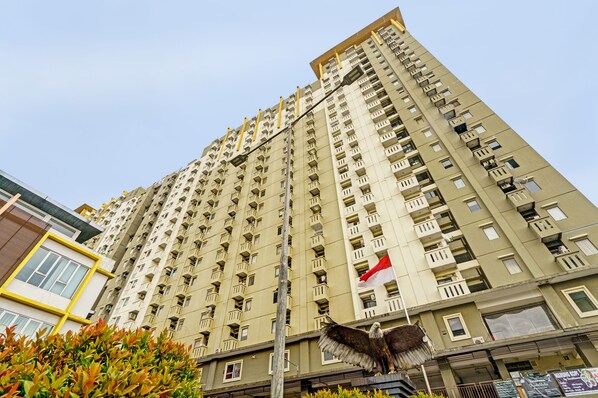 Front of property - OYO Life 93030 Apartement Gateway Cicadas By Inpro (Bandung)