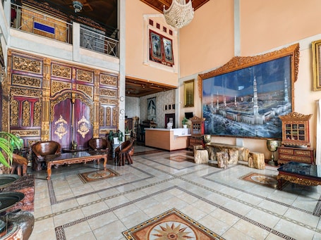 Lobby sitting area. OYO Life 113500 Hotel R Cantika Syariah
