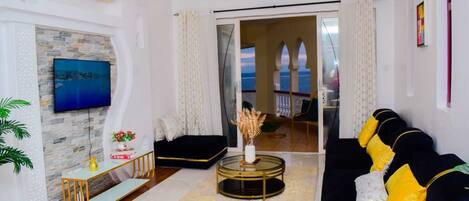 2 Schlafzimmer, individuell dekoriert, individuell eingerichtet