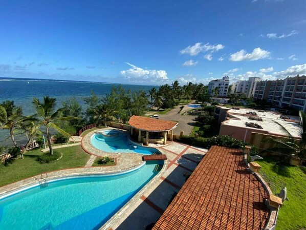 Hồ bơi trong nhà, hồ bơi ngoài trời, ghế dài tắm nắng 