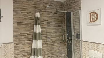 Doccia, vasca idromassaggio, asciugacapelli, bidet