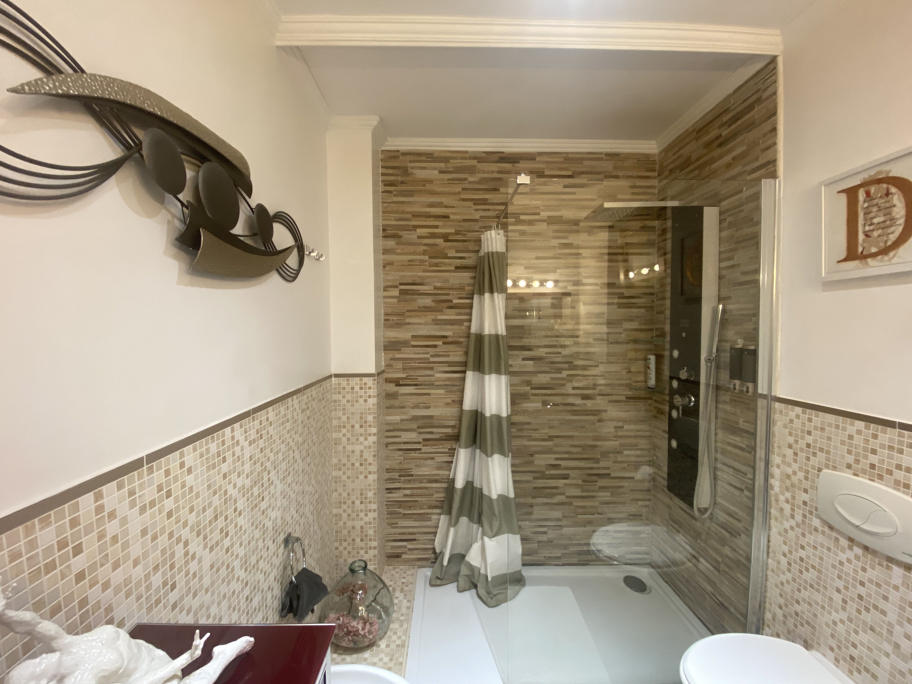 Dusche, Whirlpool, Haartrockner, Bidet