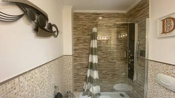 Dusche, Whirlpool, Haartrockner, Bidet
