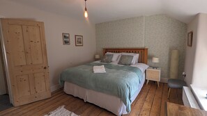 4 Schlafzimmer, Schreibtisch, Bügeleisen/Bügelbrett, Reisekinderbett