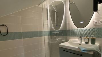 Chambre Confort | Salle de bain | Douche, articles de toilette gratuits, sèche-cheveux