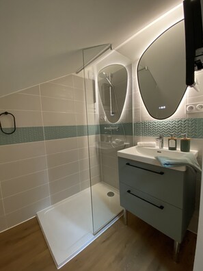 Quarto conforto | Banheiro | Chuveiro, produtos de toalete grátis, secador de cabelo 