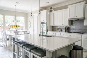 Microwave, oven, dishwasher, coffee/tea maker