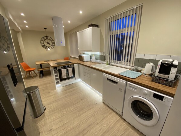 Refrigerador, microondas, horno y parrilla de estufa 