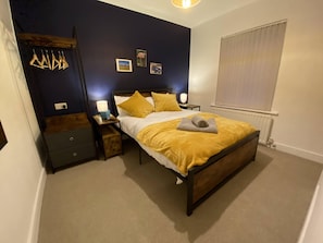 3 habitaciones, tabla de planchar con plancha, wifi y ropa de cama 