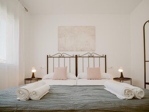4 bedrooms, iron/ironing board, internet, bed sheets