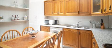 Fridge, microwave, oven, coffee/tea maker