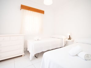 4 habitaciones, tabla de planchar con plancha, internet y ropa de cama