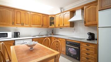 Réfrigérateur, micro-ondes, four, cafetiÚre/bouilloire