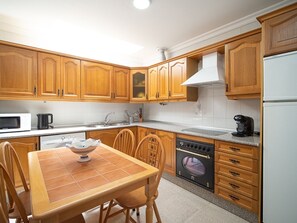 Frigorífico, microondas, horno y cafetera o tetera