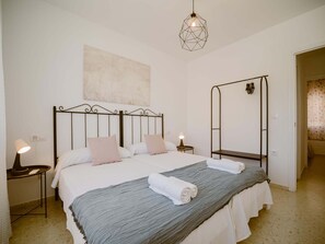 4 habitaciones, tabla de planchar con plancha, internet y ropa de cama 