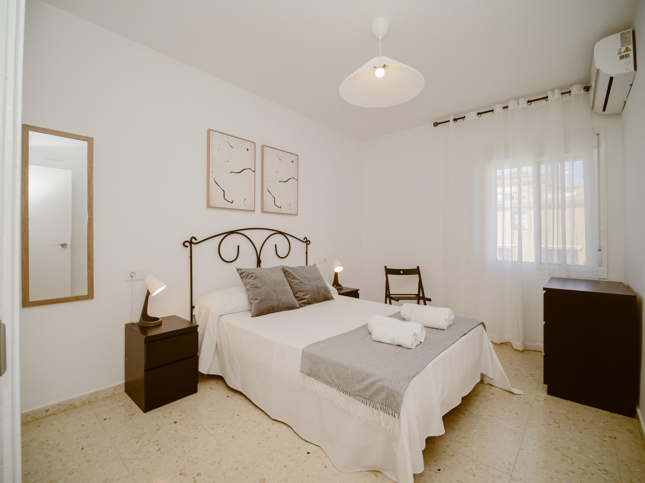 4 bedrooms, iron/ironing board, Internet, bed sheets