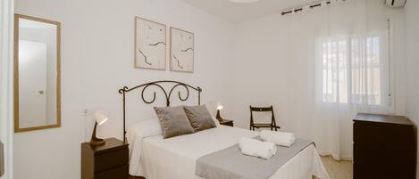 4 bedrooms, iron/ironing board, Internet, bed sheets