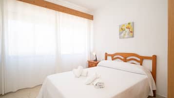 4 bedrooms, iron/ironing board, internet, bed sheets