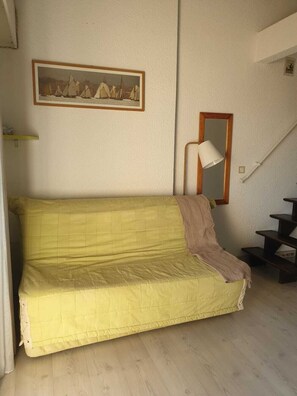 Flat-screen TV - Joli Appartement Climatisé, au Calme et Avec Parking. Proche des Plages (Fréjus)