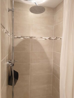 Douche, séchoir à cheveux, papier de toilette