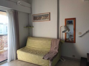 Flat-screen TV - Joli Appartement Climatisé, au Calme et Avec Parking. Proche des Plages (Fréjus)