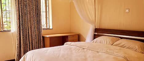 Habitación estándar doble, 1 cama doble | Tabla de planchar con plancha