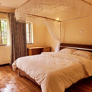 Habitación doble estándar, 1 cama matrimonial | 1 habitación y tabla de planchar con plancha 