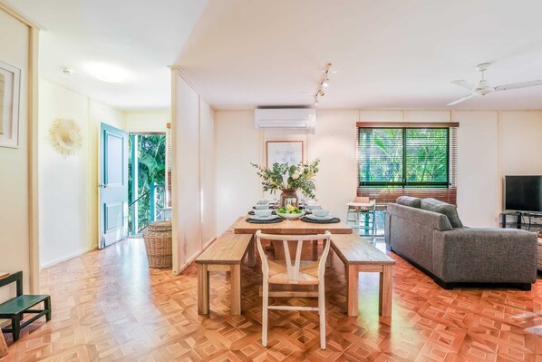 Dining - Banksia House - on Main Beach, Agnes Water (Agnes Water)