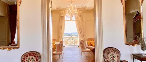 Chambre Romantique, vue cour intérieure | Coin séjour